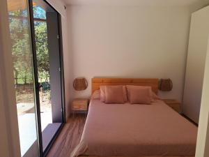Un pat sau paturi într-o cameră la Casa Natura Montseny