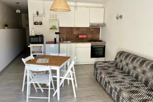 eine Küche und ein Wohnzimmer mit einem Tisch und einem Sofa in der Unterkunft La Casa di Marta in San Leone