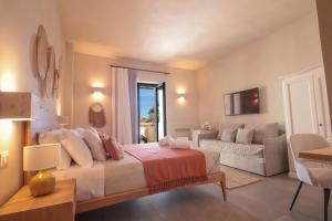 Casale degli Ulivi by Apulia Hospitality في فاسانو: غرفة نوم مع سرير وغرفة معيشة