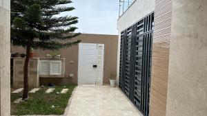 un garaje con una puerta blanca al lado de una valla en Luxury house with swimming pool, en Ben Arous