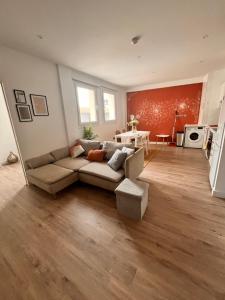 ein Wohnzimmer mit einem Sofa und einem Tisch in der Unterkunft 269 Main Street 3 bedrooms Gem in Gibraltar
