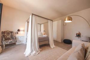 salon z kanapą i lustrem w obiekcie Casale degli Ulivi by Apulia Hospitality w mieście Fasano
