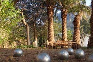 een park met een houten bank en palmbomen bij La Mareta Family Finca in Agaete