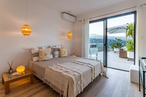 1 dormitorio con 1 cama grande y balcón en Villa Guardia Bay Favone, en Conca