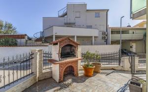 ceglany piekarnik na balkonie z budynkiem w obiekcie Holiday house for 11 persons in Medulin with sea view, terrace, air conditioning, WiFi 3486-4 w Medulinie