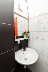 布達佩斯的住宿－Dizsu's 2，浴室设有白色水槽和镜子