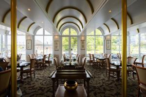 - une salle à manger avec des tables, des chaises et des fenêtres dans l'établissement Milling Hotel Plaza, à Odense