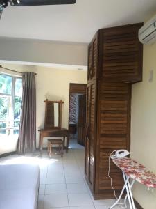 een woonkamer met een grote houten kast bij Beachfront Paradise Apartment in Mombasa