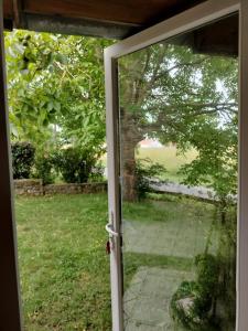 una porta aperta con vista su un cortile di Maison Pucet a Pey Altre 3 foto