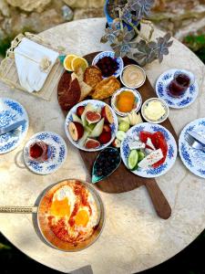 een tafel met borden eten erop bij Chef's Otelier in Kuşadası