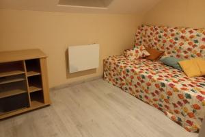 Kleines Zimmer mit einem Bett und einem Tisch in der Unterkunft Gîte Le Chardet 