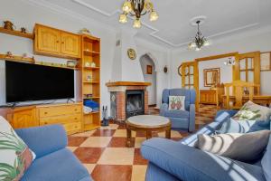 TV a/nebo společenská místnost v ubytování Casa Rural La Colina a 30 min Málaga Lovely Home