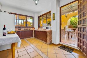 a kitchen with a table and a dining room at Casa Rural La Colina a 30 min Málaga Lovely Home in Alhaurín de la Torre