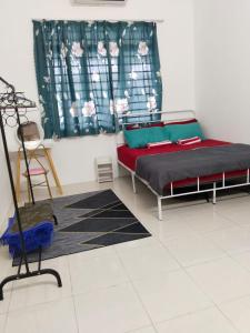 um quarto com uma cama num quarto com uma janela em HOMESTAY DE’AMRIZ in KAPAR-MERU-KLANG-PUNCAK ALAM-SHAH ALAM em Kapar