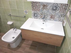 uma casa de banho com um lavatório e um WC em Casa del Vento em Lipari