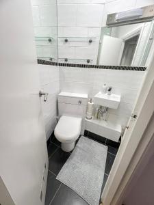 Vonios kambarys apgyvendinimo įstaigoje Elegant 1BR Flat in the Heart of Hackney