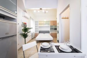 佛羅倫斯的住宿－Sarpi Flat，厨房以及带桌椅的用餐室。