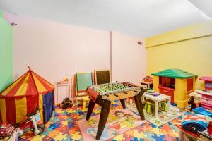 een kamer gevuld met veel speelgoed op de vloer bij E6-2 bilocale Borgo della Rovere in San Bartolomeo al Mare
