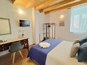 Postel nebo postele na pokoji v ubytování Holmann Suite & Rooms