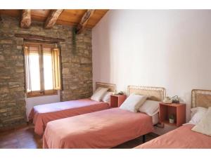 Zimmer mit 3 Betten und einem Fenster in der Unterkunft Casa Rural Cal Caminer in Guimerá