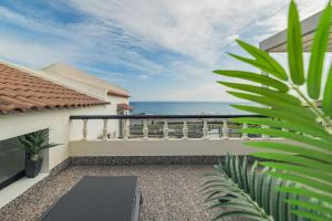 un balcón con vista al mar en Casa do Helio - Beach House, en Ponta Delgada