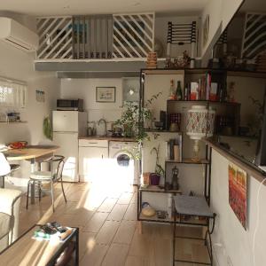 sala de estar con cocina y comedor en Cocooning, en La Londe-les-Maures