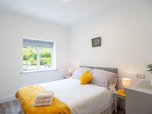 ein weißes Schlafzimmer mit einem Bett und einem Fenster in der Unterkunft Kings apartment 2 391 in Gowlaun