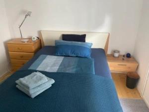 una camera da letto con letto blu, lenzuola blu e cuscini blu di Ferienhaus Schotten a Schotten