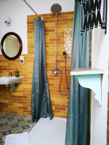 uma casa de banho com uma cortina de chuveiro e um lavatório em Sezonowa. Noclegi i chleb em Kłopotnica