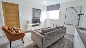 a living room with a couch and two chairs at Modern 1 Bed Apt - 15 Mins to Bham Centre in Birmingham