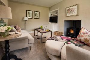 ein Wohnzimmer mit Couch und Kamin in der Unterkunft Laurel Cottage in Cockburnspath