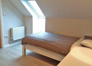 1 dormitorio con 1 cama en una habitación con ventana en M038 Accony, Louisburgh, en Louisburgh