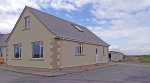 una casa independiente con techo gris en M038 Accony, Louisburgh en Louisburgh