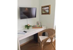 TV a/nebo společenská místnost v ubytování B&B Cherry En Rose