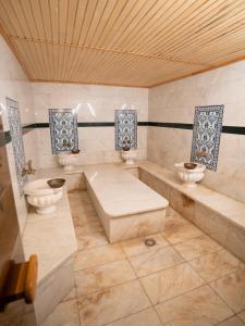 bagno con due servizi igienici e due lavandini di Hotel Alma-Ata a Borovoye