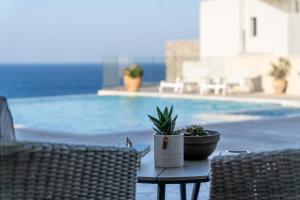 Bazén v ubytování Amazing View Villa Aliki with Infinity Pool & Spa nebo v jeho okolí