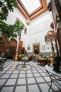 un soggiorno con una grande stanza con camino di Dar Dalila Fes a Fes