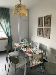 een eetkamer met een glazen tafel met stoelen bij A Casa de Buxacos in Arzúa