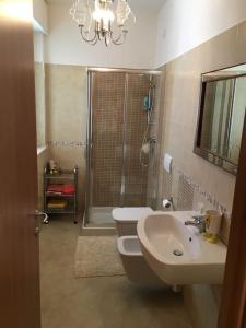 ein Bad mit einer Dusche, einem WC und einem Waschbecken in der Unterkunft Appartamento 500 metri dal mare in Tortoreto Lido