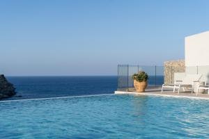 Bazén v ubytování Amazing View Villa Aliki with Infinity Pool & Spa nebo v jeho okolí
