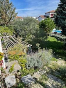 un jardín con rocas y plantas en un patio en Appartement dans résidence calme dans les Monts du Lyonnais en Soucieu-en-Jarrest