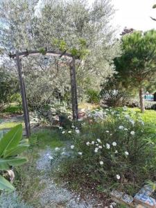 Un jardín fuera de Appartement dans résidence calme dans les Monts du Lyonnais
