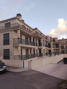 un edificio con un coche aparcado delante de él en Ático VistasMar (Castiñeiras-Ribeira), en Ribeira