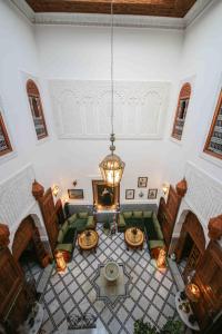 vista sul soffitto di un soggiorno con lampadario pendente di Dar Dalila Fes a Fes
