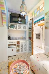 Habitación con cama y mesa en Studio Arc en Ciel de la Kasbah, en Tánger