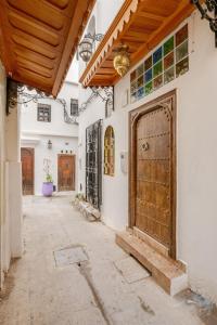 un callejón con una gran puerta de madera en un edificio en Studio Arc en Ciel de la Kasbah, en Tánger