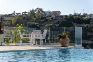 Bazén v ubytování Amazing View Villa Aliki with Infinity Pool & Spa nebo v jeho okolí