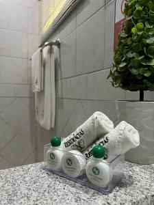 un baño con 4 rollos de papel higiénico en una encimera en Subic Residencias, en Olóngapo