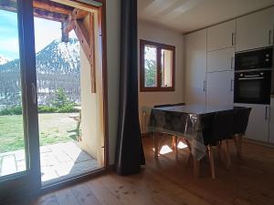 Kuchyň nebo kuchyňský kout v ubytování Studio rénové avec terrasse, jardin et parking à Montgenèvre - 4 pers. - FR-1-445-204