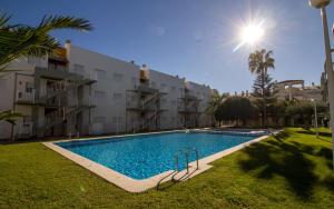 een zwembad voor een gebouw bij Playa Romana Serena Mar ALBERT VILLAS Alcossebre in Alcossebre
